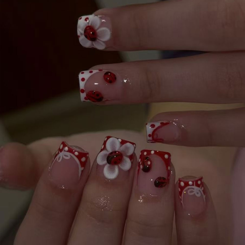 Nail Art Quotes - 24 Stück pro Set. Rechteckige 3D-Gel-Blumen-Polka-Dot-Marienkäfer-rote